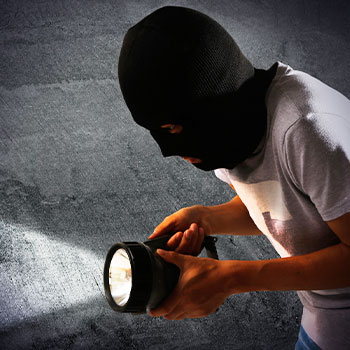 忍び込みは他人の建物に夜間こっそり侵入して盗みを働く犯罪