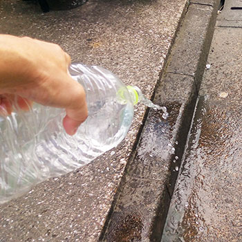 玄関のドアに砂糖水をかけられる事例