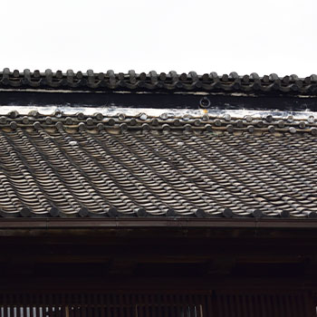 屋根の見た目が古い家