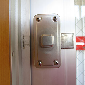 補助錠を取り付ける