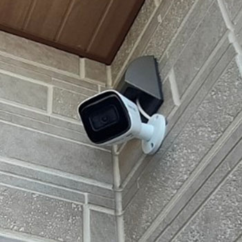 防犯カメラやセンサーライトを設置する