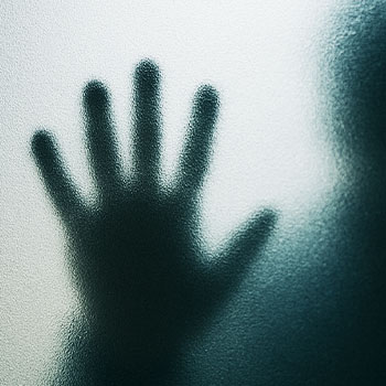 窓を叩く音がしたら通報するべき？不審者の目的と今すぐ始めたい防犯対策まとめ
