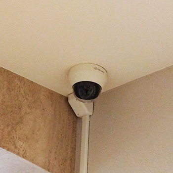 玄関まわりに防犯カメラを設置する