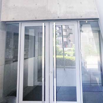 マンションの表入口から不審者が侵入するリスク