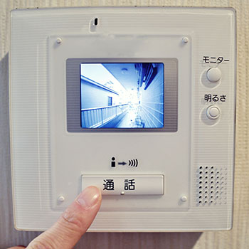 インターホンやカメラで外を確認