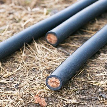 切断された銅製の太陽光のケーブル