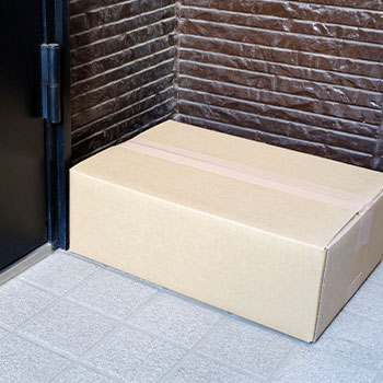 玄関先に置き配された荷物