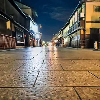 夜の繁華街と客引き