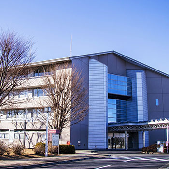 公立学校に設置する場合は自治体を説得する必要がある