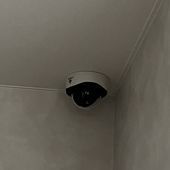 厨房やバックヤードの境目の防犯カメラ