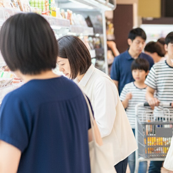 混雑している時間帯やスタッフの人数が少ない時間帯は注意