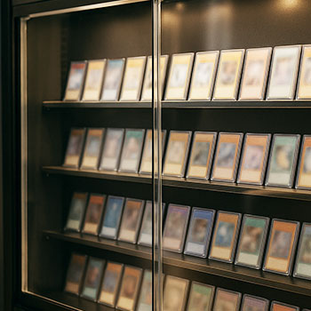 ショーケースの構造に“抜き取りやすい弱点”がある