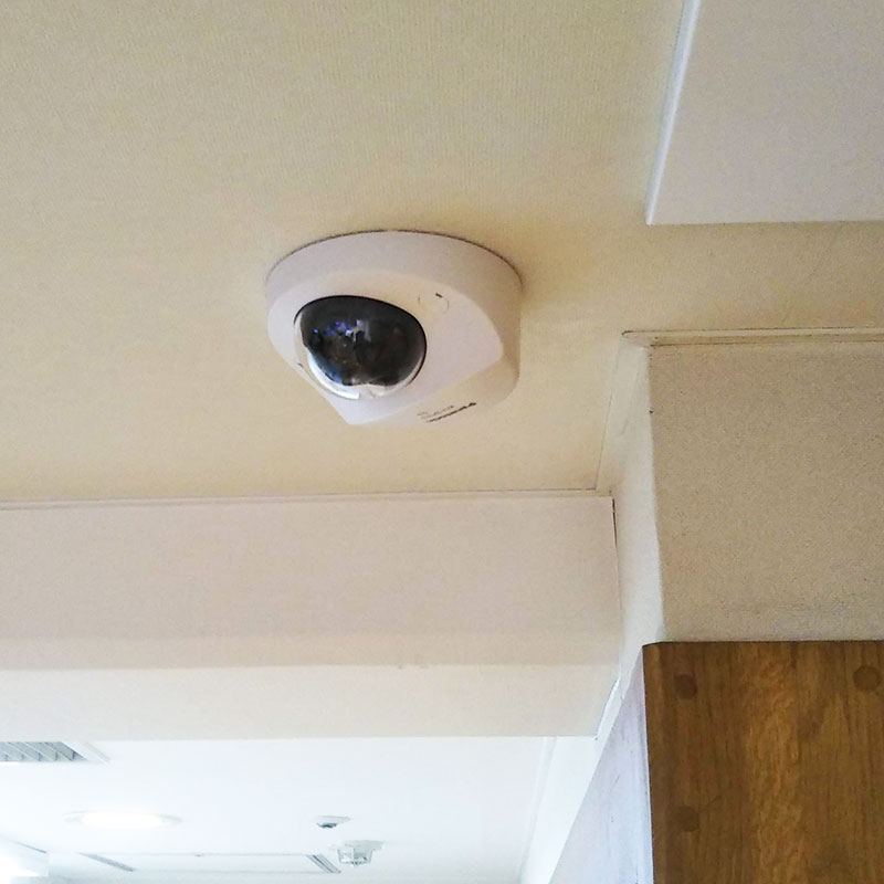 天井にドーム型カメラを設置