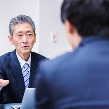 周囲の人物から証言を得て不正を見抜く