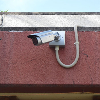 保育園周りを監視する防犯カメラ
