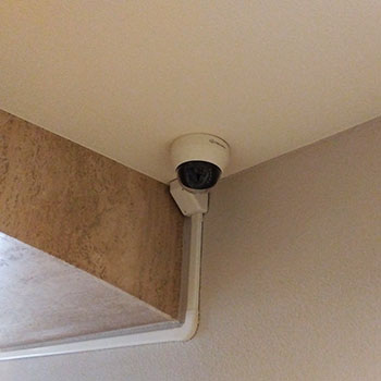 マンションの管理を防犯カメラの遠隔監視機能で