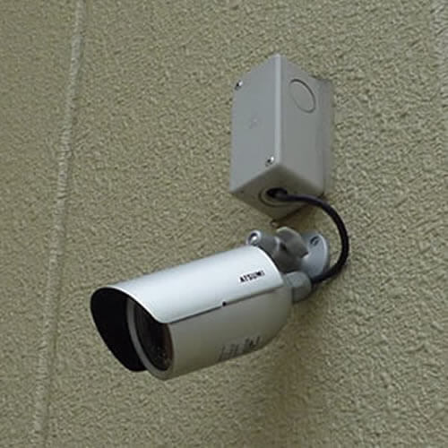 壁につけた防犯カメラ
